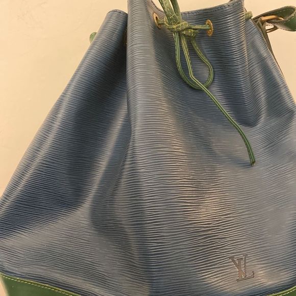 Louis Vuitton epi bicolor bag and green pouch. Good used condition. AR0995 - Picture 10 of 16
